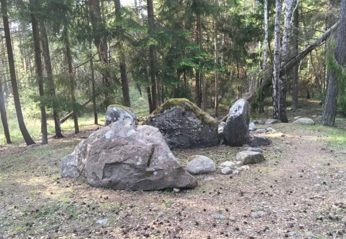 Megalithic tombs in western and northern Neolithic Europe were linked to a kindred society